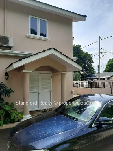 Villa à Vendre – 6 Chambres, Tombeau Bay, Nord