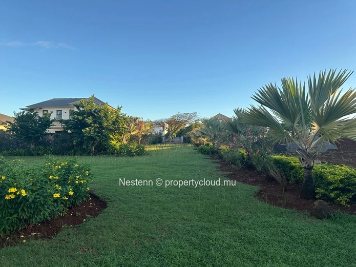 Terrain résidentiel de 711 m² – votre havre de paix vous attend.