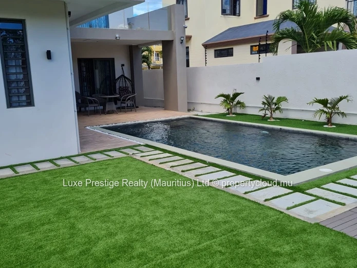 Villa Indépendante de 4 Chambres avec Bureau à Louer à Grand Baie | Piscine Privée, Jardin et Propriété Sécurisée