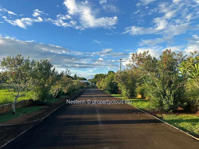 Terrain résidentiel de 711 m² – votre havre de paix vous attend.