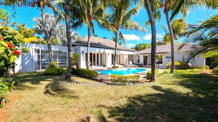 Elegante demeure conviviale de plain-pied, ouverte sur le jardin, le pavillon et la piscine. Elle possède un double g...