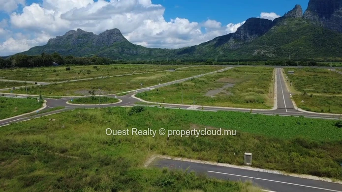 Residential & Mixed-Use Land in Pierrefonds