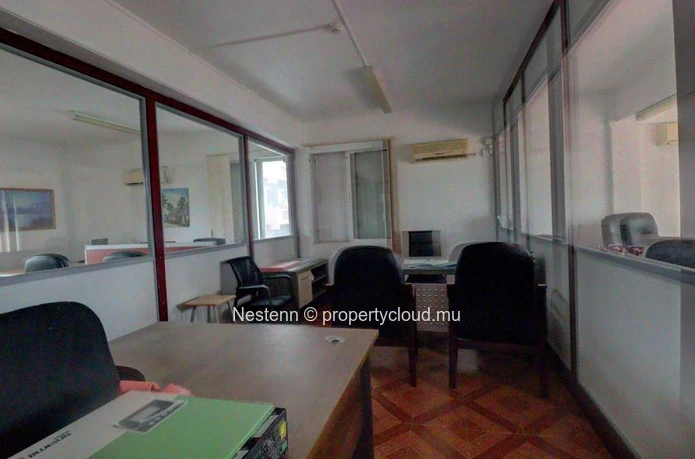 Spacious office on the 1st floor, offering peace and quiet and optimal working conditions.