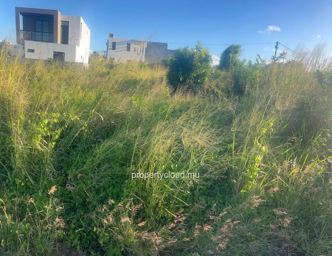 For Sale – 711 m² plot of land in Grand Baie – Strategic location