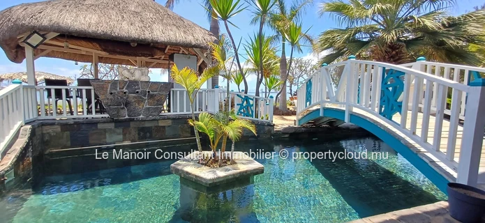 Villa d’Exception Pieds dans l’Eau avec 2 piscines, Accès Direct à la Mer, Business Locatif Actif et Vue Panoramique