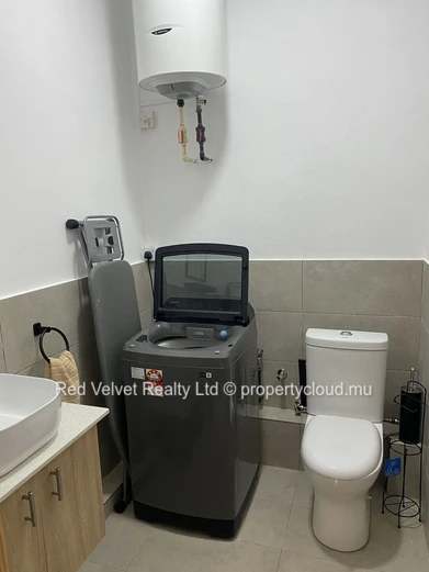 Appartement de 2 chambres au rez-de-chaussée à louer – Flic en Flac | Jardin | Rs 43,000