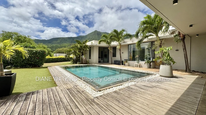Contemporary 5-Bedroom Villa with Independent Cottage for Rent in Black River