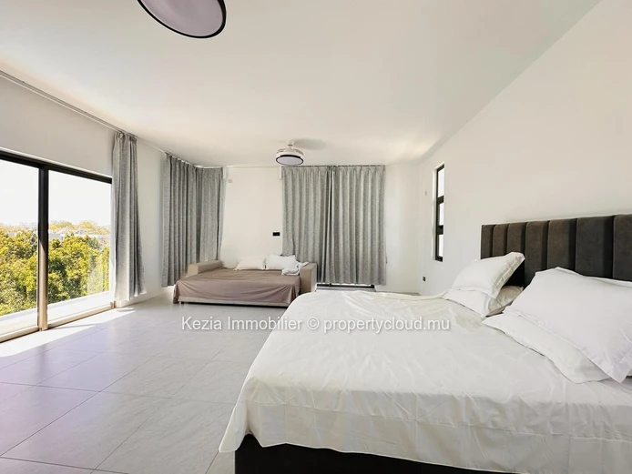 Contemporary Villa With Sleek Architecture