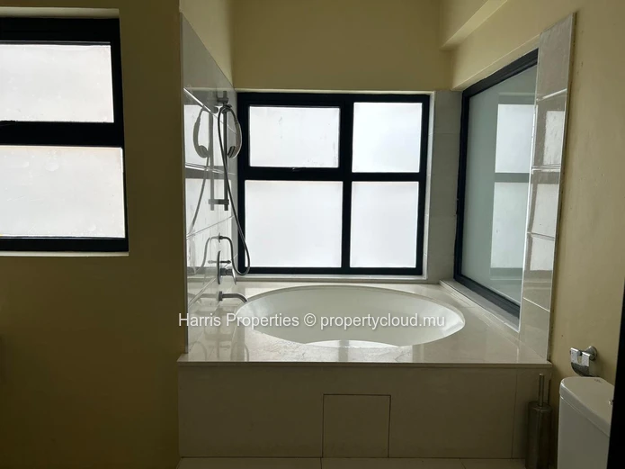 Superbe penthouse sur deux niveaux à vendre à Quatre Bornes