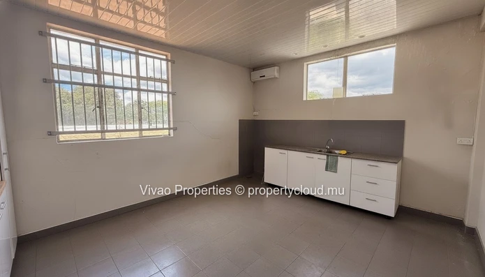 Bâtiment industriel de 1 600 m² à louer à Phoenix – Rs 450 000/mois