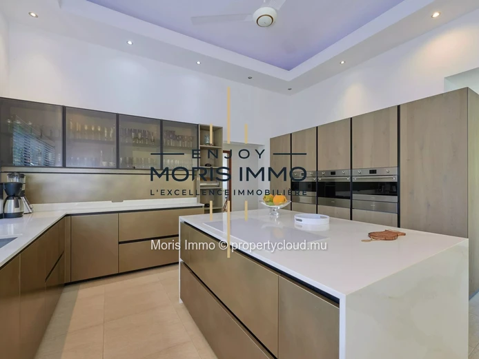 Stunning modern 4-bedroom villa with swimming pool