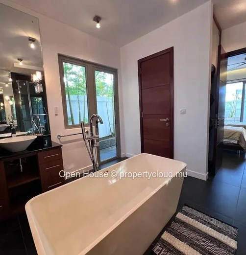 Contemporary villa facing the sea, with beach access, 3 ensuite bedrooms, swimming pool, and gym.