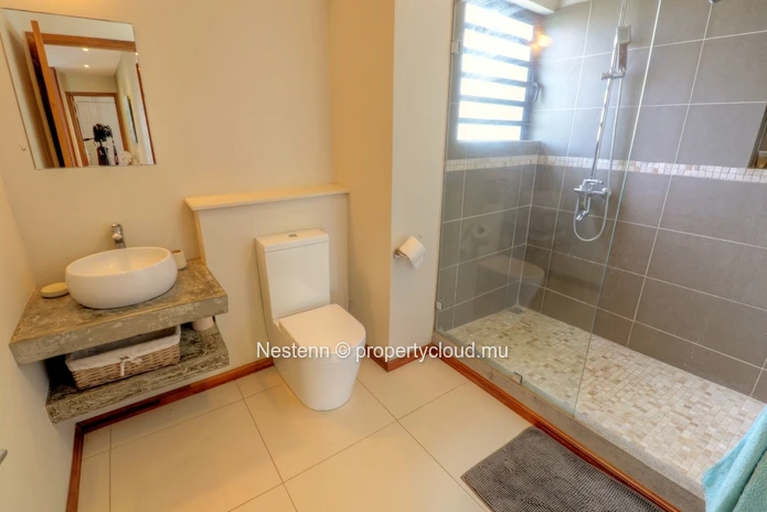Nice 2-bed apartment in a small residence with swimming pool.