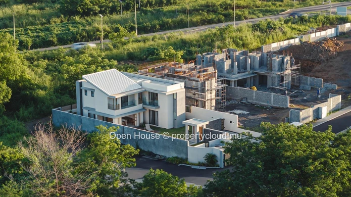 Contemporary villa in the heart of the Smart City of Tamarin. Close to school and all shops. 4 bedrooms.