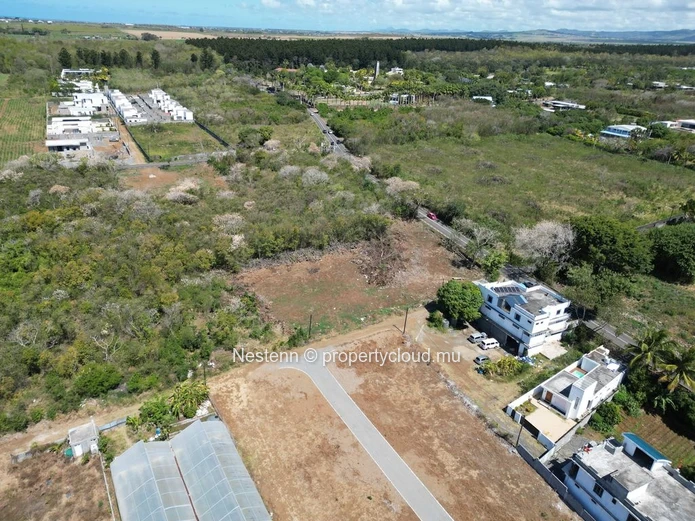 Terrain résidentiel de 844m2 idéal pour maisons ou commerce terrain d'angle divisible 