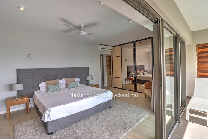 4-bed penthouse with sea view in a sought-after region. 