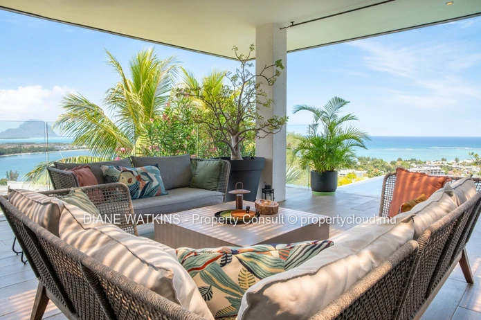 Suspendue Entre le Ciel et la Mer : Une Villa Contemporaine à Vendre à Rivière Noire