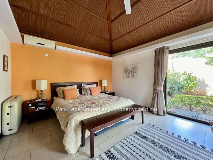Authentique Oasis Insulaire : Élégante Villa de 4 Chambres avec une Vue Impressionnante sur la Montagne
