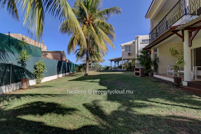 Stunning 3-bedroom duplex with sea access 