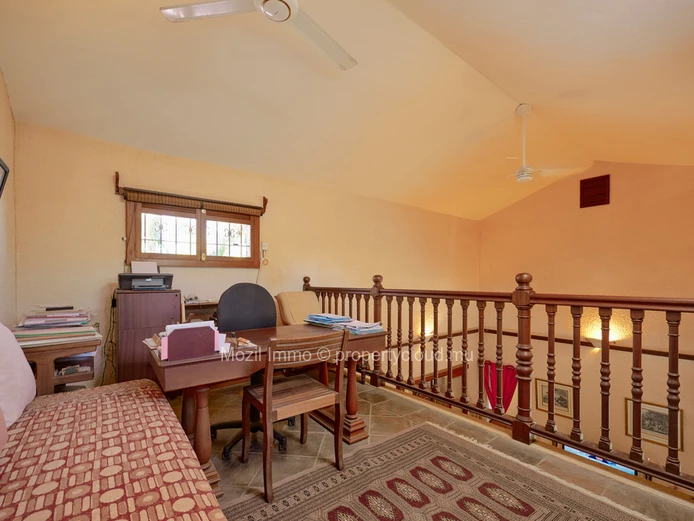 Charming and spacious 4 bedroom villa, Calodyne