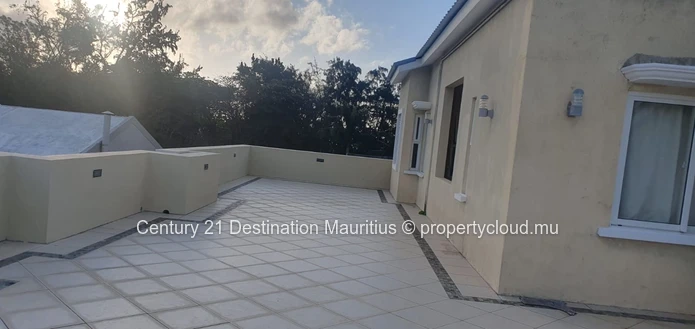 Spacious family Penthouse just minutes from the  sea