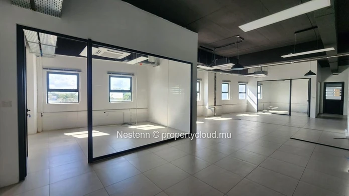 Bureau moderne de 292 m² à Phoenix, avec 6 places de parking, ascenseur privé, groupe électrogène, parking sécurisé e...