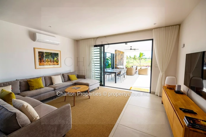 Exceptional 4-bedroom villa facing the golf course with private pool