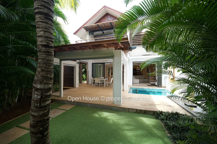 Luxurious Waterfront Villa with Private Pool in Rivière Noire - Black River Area - 237m² living space - Boat Garage -...