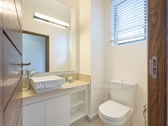 3-Bedroom Apartment with En-Suite Bathrooms, 1 Minute from the Beach