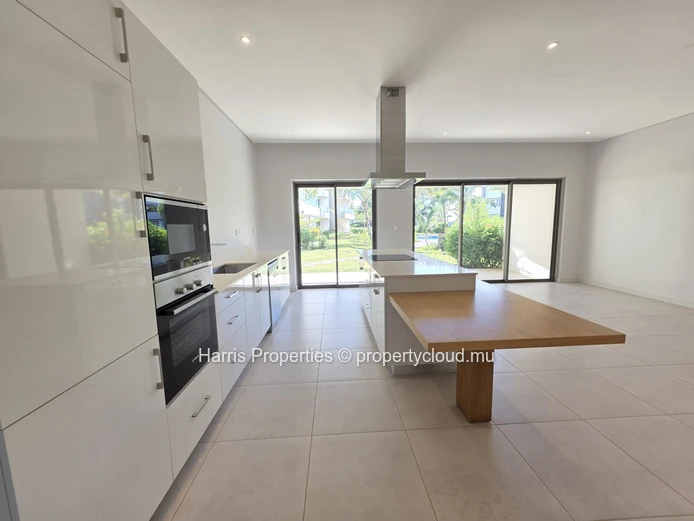 High standard G+2 apartment project with sea view located in Pointe aux Canonniers