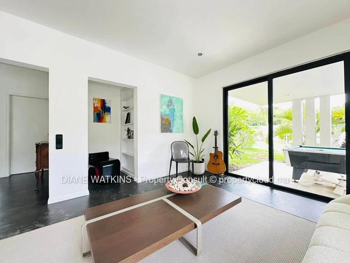 Villa Contemporaine Meublée de 4 Chambres avec Grand Jardin Tropical à Vendre à Bain Boeuf