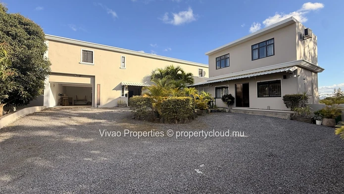 Maison principale spacieuse et élégante de 4 chambres meublée + maison d'amis de 2 chambres avec piscine privée à Per...