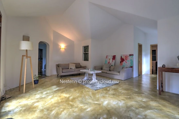 Élégante maison de 3 chambres à louer à Moka – Cadre paisible au bord de la rivière