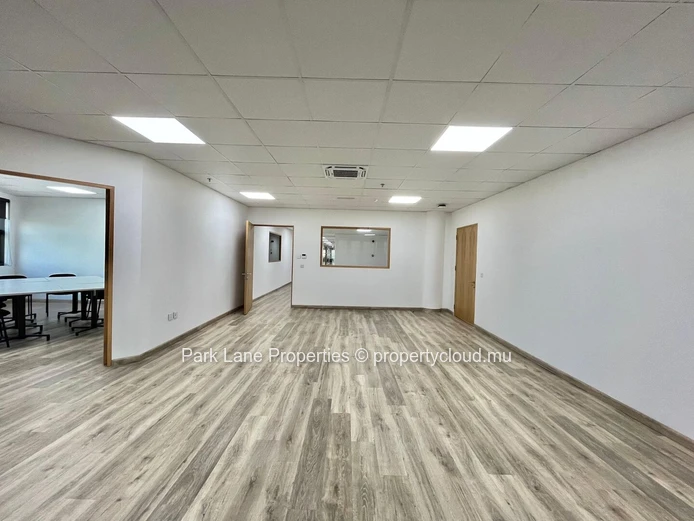 Bureau de 1 011 m² à louer à Ebène