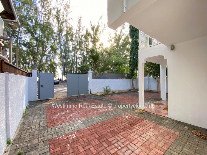 Exclusive - Furnished house facing the beach for rent in Flic en Flac