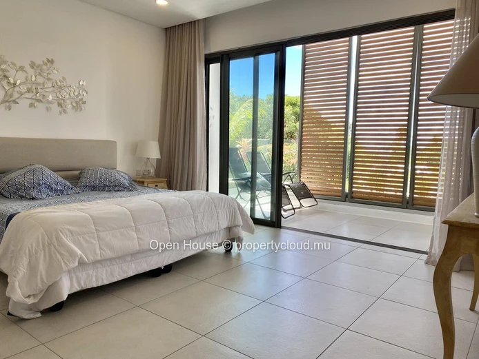 For rent - Apt - Pointe aux Canonniers: partial sea view - 3 en-suite bedrooms - covered terrace - communal pool - gy...