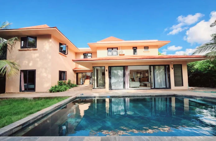 5-Bedroom Villa With Office For Rent – Bain Boeuf