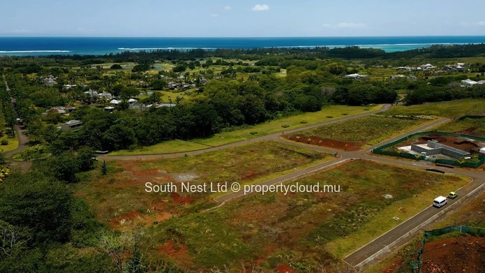 Mountain view land of 1575 m² in an exceptional estate 