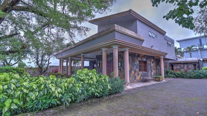 4-bedroom villa with a 2110m² garden, private pool, rustic and modern charm