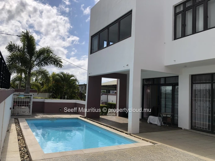 Modern 4-Bedroom Villa with Coin de Mire Views – Pereybere