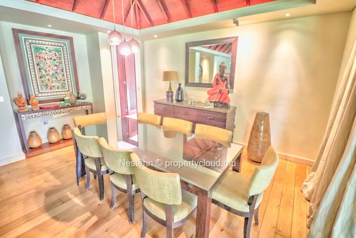 Luxueuse villa moderne avec piscine privée et accès au front de mer