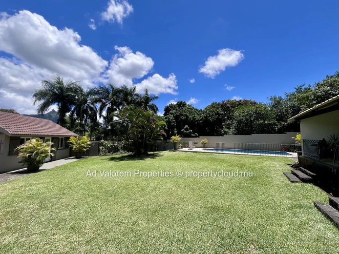 À vendre – Maison familiale avec piscine et écrin de verdure à Moka