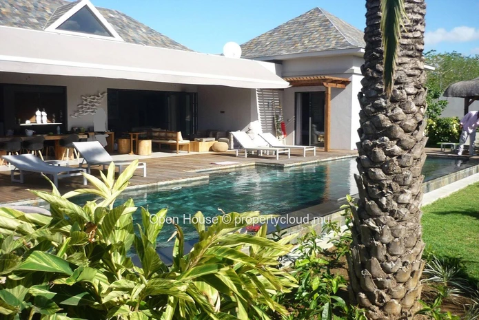 Villa de grand standing d'architecte, 5 chambres, 2 Masters, 4 SDB, piscine 20m, double garage.