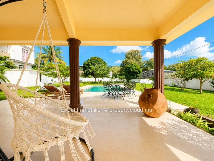 Magnifique villa 3 chambres avec grand jardin et piscine à louer à La Gaulette