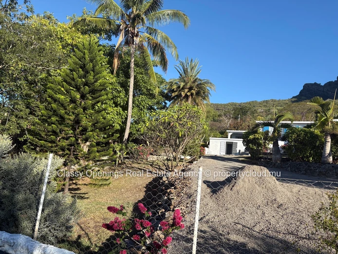Le Morne 2018 m² Plot — Iconic Mountain & Sea Views