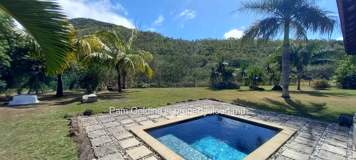 Retraite tranquille de 3 chambres avec vue sur la montagne et piscine privée près des gorges de la rivière Noire