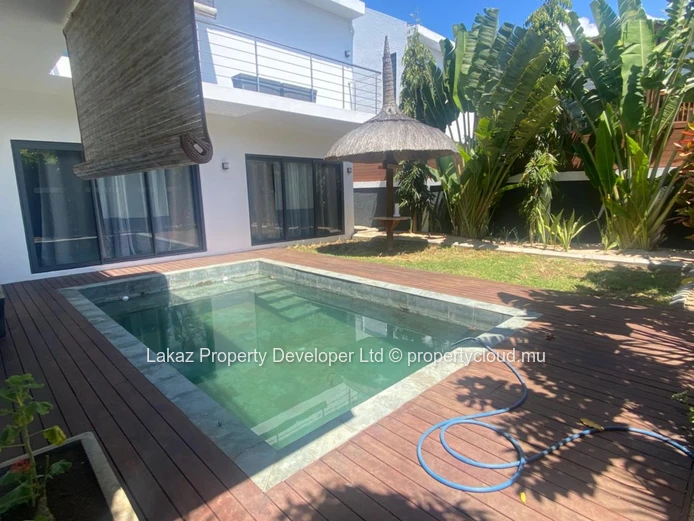 4-bedroom house with swimming pool for rent in Pointe aux Canonniers.