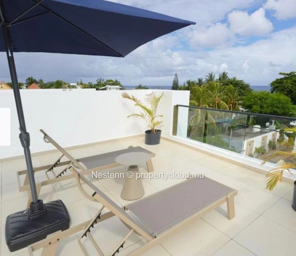 3-bed modern apartment steps from the beach