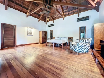 6 Bedroom House