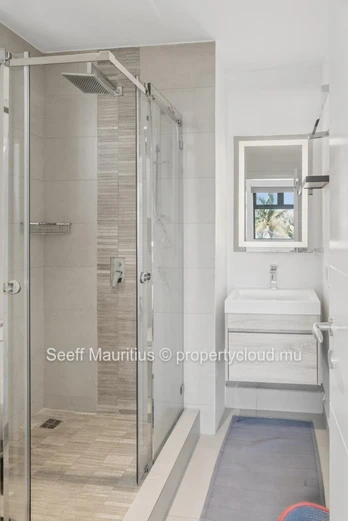 Penthouse avec Vue sur la Mer : Moderne et Entièrement Meublé